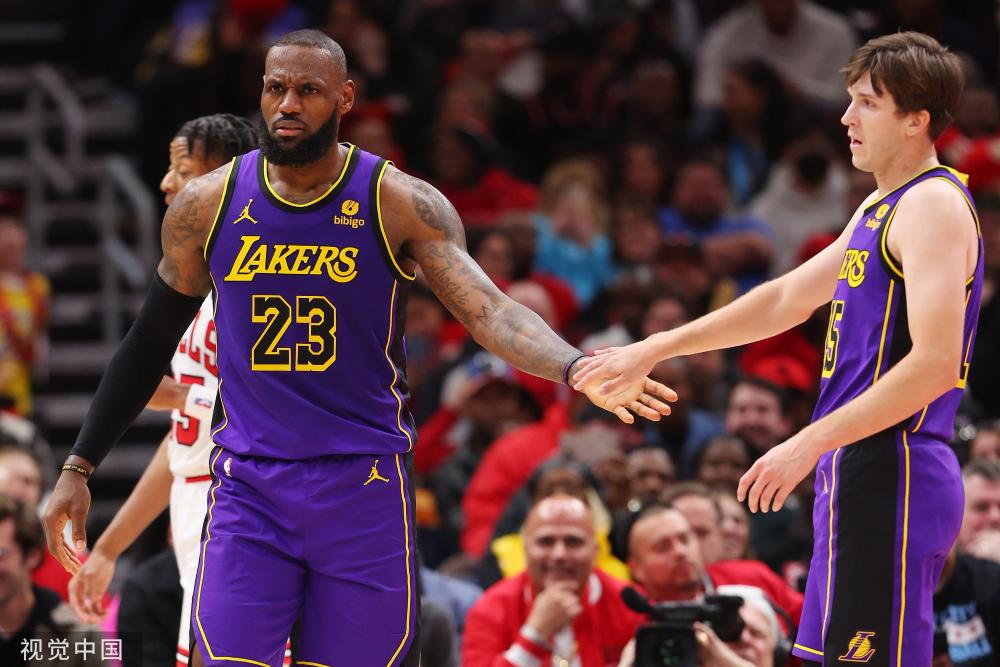 足球场上的 足球场上的